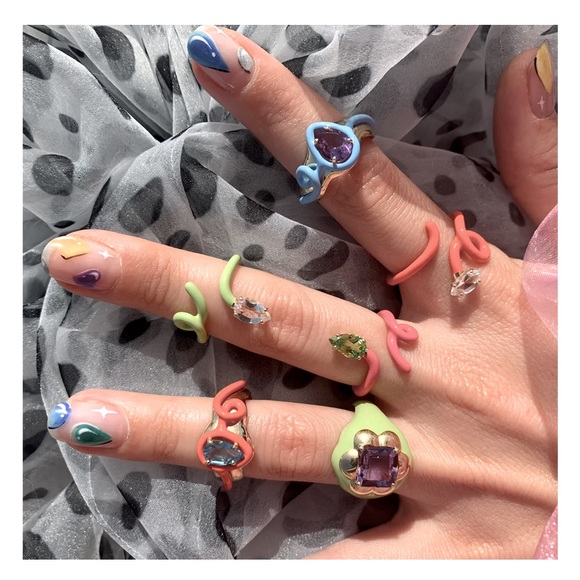 💚 Light Green Baby Tendril Vine Enamel Ring ✨ - Picture 10 of 13